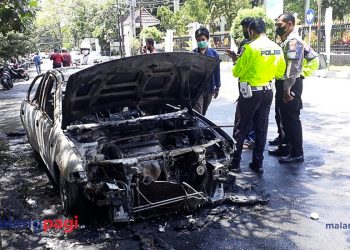 Mobil Sedan Terbakar Depan Bakorwil Malang