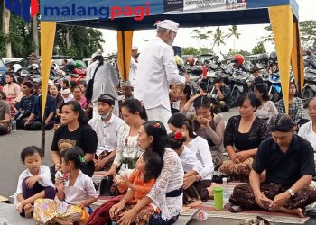 Kenang Tragedi Kanjuruhan, Umat Hindu Panjatkan Doa Bersama