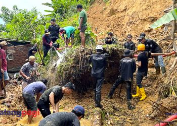 Mahasiswa Modul Nusantara Bantu Korban Banjir di Desa Lebakharjo
