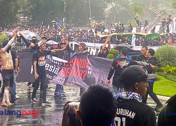 Di Tengah Hujan Deras, Massa Aksi 40 Hari Tragedi Kanjuruhan Panjatkan Doa Bersama