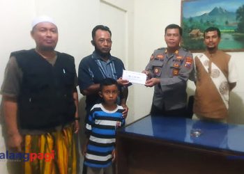Kapolsek Kasembon Berikan Bantuan kepada Anak Penderita Gagal Ginjal
