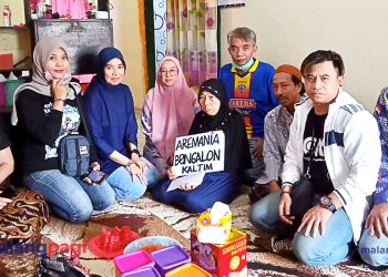 Gabungan Komunitas Serahkan Santunan kepada Korban Tragedi Kanjuruhan Secara Door-to-Door