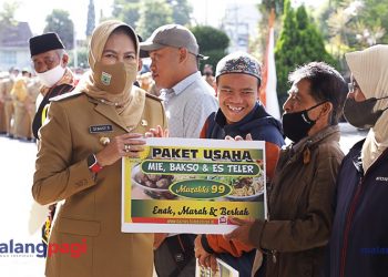 Walikota Batu Serahkan Bantuan dari DLH, Diskominfo, Baznas, dan Bank Jatim