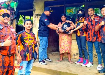 Jumat Berkah Akhir Tahun, PAC PP Dampit Berikan Paket Sembako ke Para Janda Tua