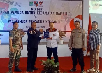Camat Dampit Beri Penghargaan kepada Pemuda Pancasila