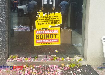 Ratusan Arek Malang Segel Kantor Arema FC