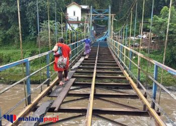 Dalam Masa Perbaikan, Warga Nekat Lewati Jembatan Mergosono Gang 5 Kota Malang