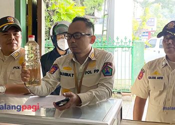 Satpol PP Kota Malang Sita Puluhan Liter Minol Oplosan