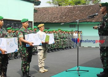 Dandim 0833/Kota Malang Serahkan Bingkisan Lebaran kepada Anggotanya