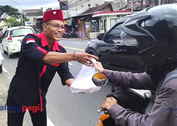 Pemuda Demokrat Indonesia Kota Malang Bagi- Bagi Takjil di Plaosan