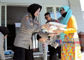 Polresta Malang Kota Distribusikan 1 Ton Zakat Fitrah Lehih ke Warga Malang