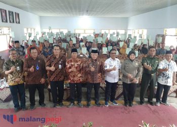 Bupati Malang Serahkan 400 Sertifikat PTSL di Desa Kasembon