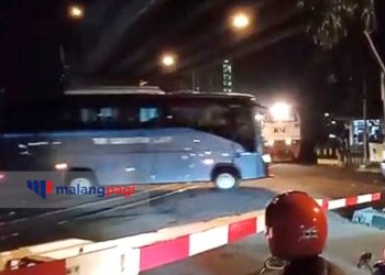 Viral 2 Bus TNI AL Terobos Lintasan KA Kotalama, Warganet Geram