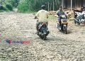 Jalan Alternatif Menuju Obyek Wisata Malang Selatan Rusak Parah
