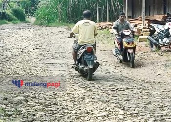 Jalan Alternatif Menuju Obyek Wisata Malang Selatan Rusak Parah