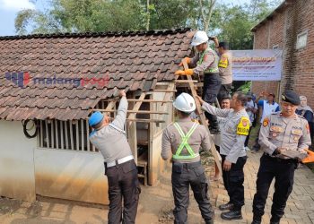 Sambut Hari Bhayangkara ke-77, Polresta Malang Kota Bedah 3 Rumah Warga dan 1 Tempat Ibadah