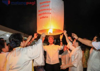 Puncak Hari Trisuci Waisak, Ganjar Pranowo Lepas Ribuan Lampion