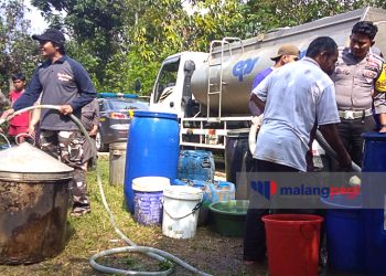 Krisis Air Bersih, Perumda Tirta Kanjuruhan Kirim 14 Truk Tangki Air Bersih ke Desa Dengkol
