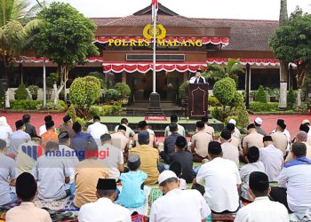Personel Polres Malang Laksanakan Salat Iduladha 1444 H Bersama Warga