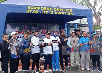 Sambang Kelurahan, Sutiaji Bagikan Bansos kepada Warga Gadingkasri dan Oro-Oro Dowo