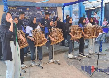 Musik Angklung Meriahkan Nyanyian Brantas Kaliku Arema Kampungku dalam Festival Kali Brantas II