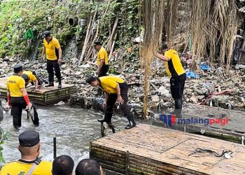 Polresta Malang Kota Gelar Kerja Bakti Serentak di Lima Kecamatan