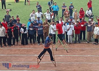 DLH Kota Malang Capai Waktu Tercepat dalam Lomba Egrang Kategori OPD