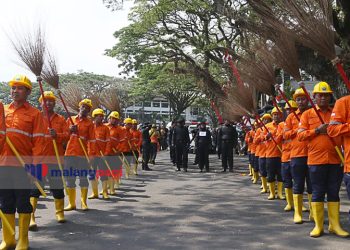 Dikawal Pasukan Sapu Pora, Tim DLH Kota Malang Tampil Serba Hitam dalam Lomba PBB Sambut Hut Ke-78 RI