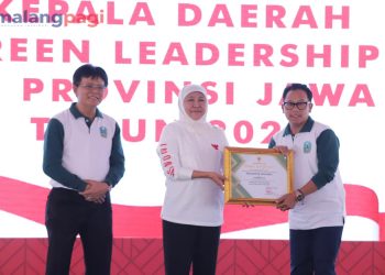 Walikota Sutiaji Terima Penghargaan Green Leadership