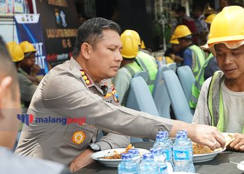 Akrab. Buher Ajak Pekerja Proyek Polresta Malang Kota Makan Siang
