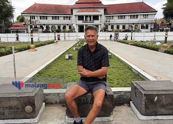 Ahli Waris Oosterhuis Apresiasi Pemasangan Tiga Bangku Bersejarah di Alun-Alun Tugu