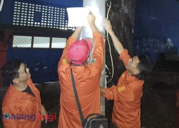 Disnaker-PMPTSP Pasang Stiker Berizin pada Papan Reklame