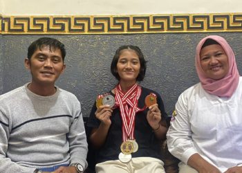 Siswi SMPN 2 Batu Raih Medali di Kejurprov Bulutangkis. Berkat Dukungan Ibunda