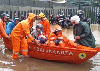 BPBD DKI Kirim Perahu, Bantu Warga Terdampak Banjir Cilandak