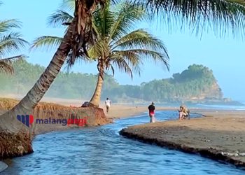 Pantai Wonogoro, Hidden Gem Nan Eksotis di Malang Selatan