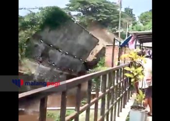 Tembok Pembatas Sungai di Kasin Roboh, Timpa Rumah Warga