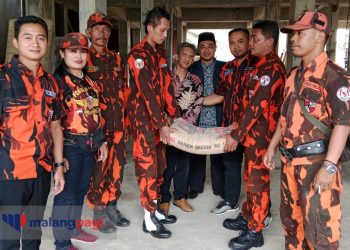 Gelar Bakti Sosial, PAC PP Dampit Berikan Bantuan Material Bangunan Kepada MWC NU Dampit