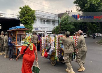 Puluhan PKL di Alun-Alun Kota Malang Terjaring Razia Satpol PP