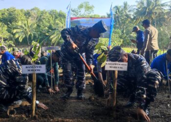 Aksi Nyata di Pantai Bajulmati, TNI AL Tutup Pembinaan Wilayah Bahari 2024