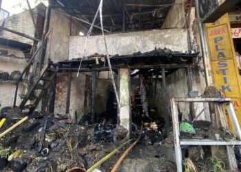 Sebuah Bangunan di Sebrang MCC Kota Malang Kebakaran Hebat