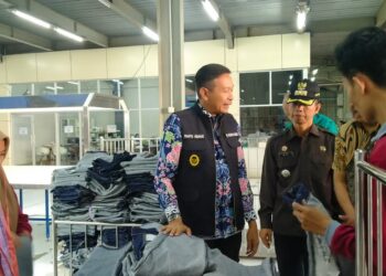 Dukung Potensi Lokal, Pj Wali Kota Malang Kunjungi Pabrik Emba Jeans