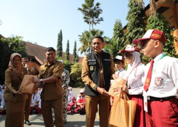 Pemkot Malang Beri Bantuan Seragam Siap Pakai Kepada Siswa Kurang Mampu