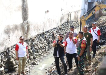 Atasi Keluhan Banjir, Pj Wali Kota Malang Tinjau Pengerukan Sedimen di Kecamatan Klojen