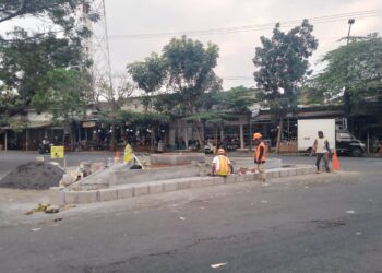 DLH Kota Malang Bangun Monumen Bola di Jalan Simpang Gajahmada