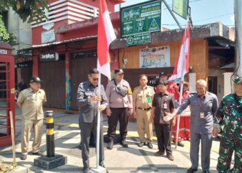 Pj Wali Kota Malang Tinjau Pemasangan Bendera Merah Putih di Kawasan Wisata Kayutangan Heritage