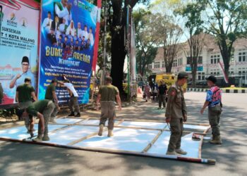 Satpol PP Kota Malang Turunkan Banner Bergambar Pj Wali Kota Malang Wahyu Hidayat