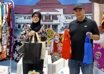 Pj Wali Kota Iwan Kurniawan Kunjungi Stan Pemkot Malang di Inacraft 2024