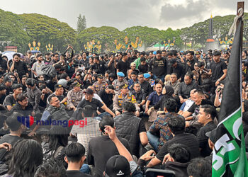 Sempat Ricuh, Ini 14 Poin Tuntutan Massa Aksi Demo di Depan Gedung DPRD Kota Malang