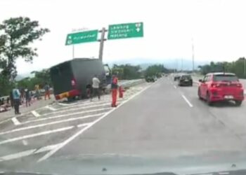 BreakingNews! Terjadi Laka Tunggal Bus Dinas Brimob di Tol Pandaan-Malang