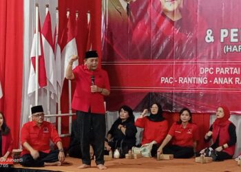 DPC PDI Perjuangan Kota Malang Bagikan Bingkisan Kepada Seluruh Jajaran